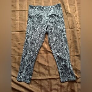 ZYIA Gray & Black Leaf-Print Capri Leggings